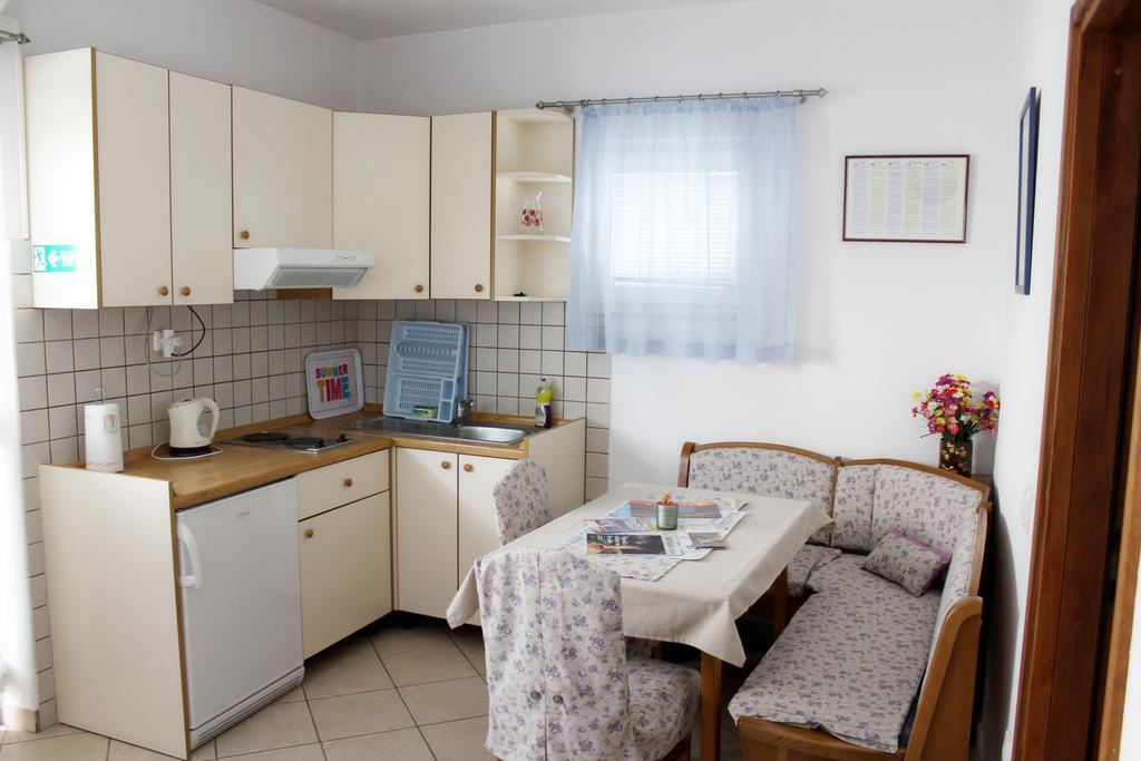 Apartments Petric Makarska Esterno foto